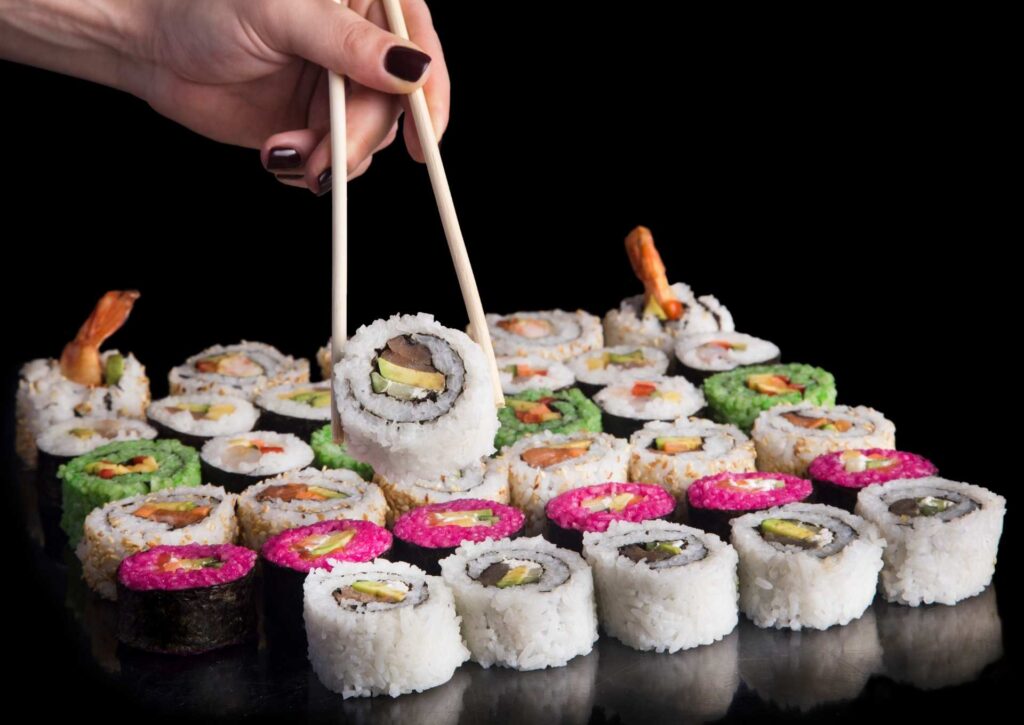 Sztuka jedzenia sushi pałeczkami: jak uniknąć wpadki?