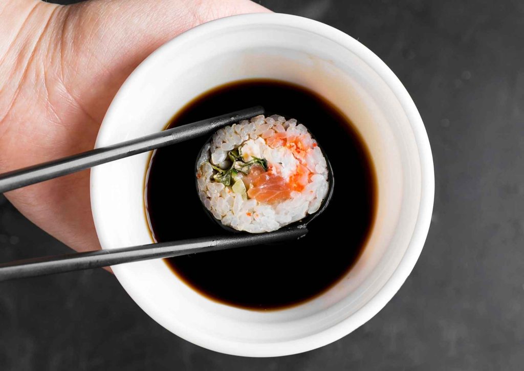 Przewodnik po sosach do sushi: czym doprawić rolki, by smakowały jeszcze lepiej?