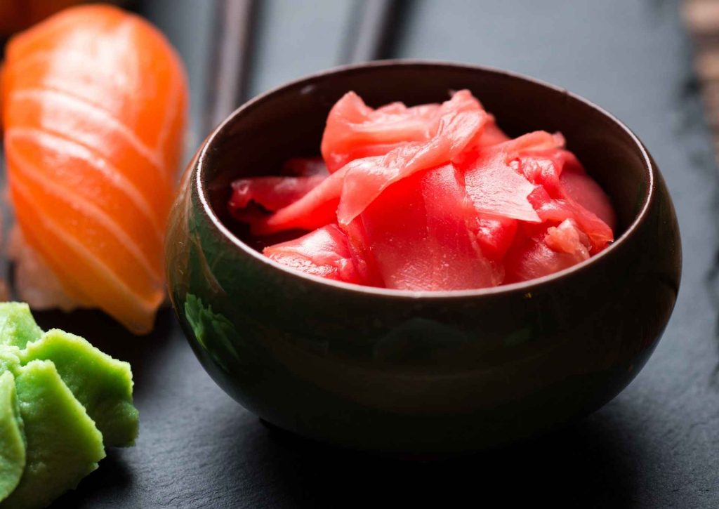 Gari, czyli marynowany imbir do sushi. Dlaczego jest tak ważny i czy można go zrobić w domu?