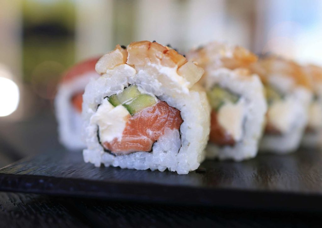Uramaki, czyli sushi „odwrócone”. Skąd wzięła się California Roll i dlaczego świat je pokochał?